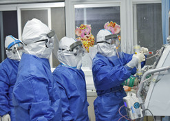 2020年2月，国药医疗医护人员在武汉一线积极参与救治。